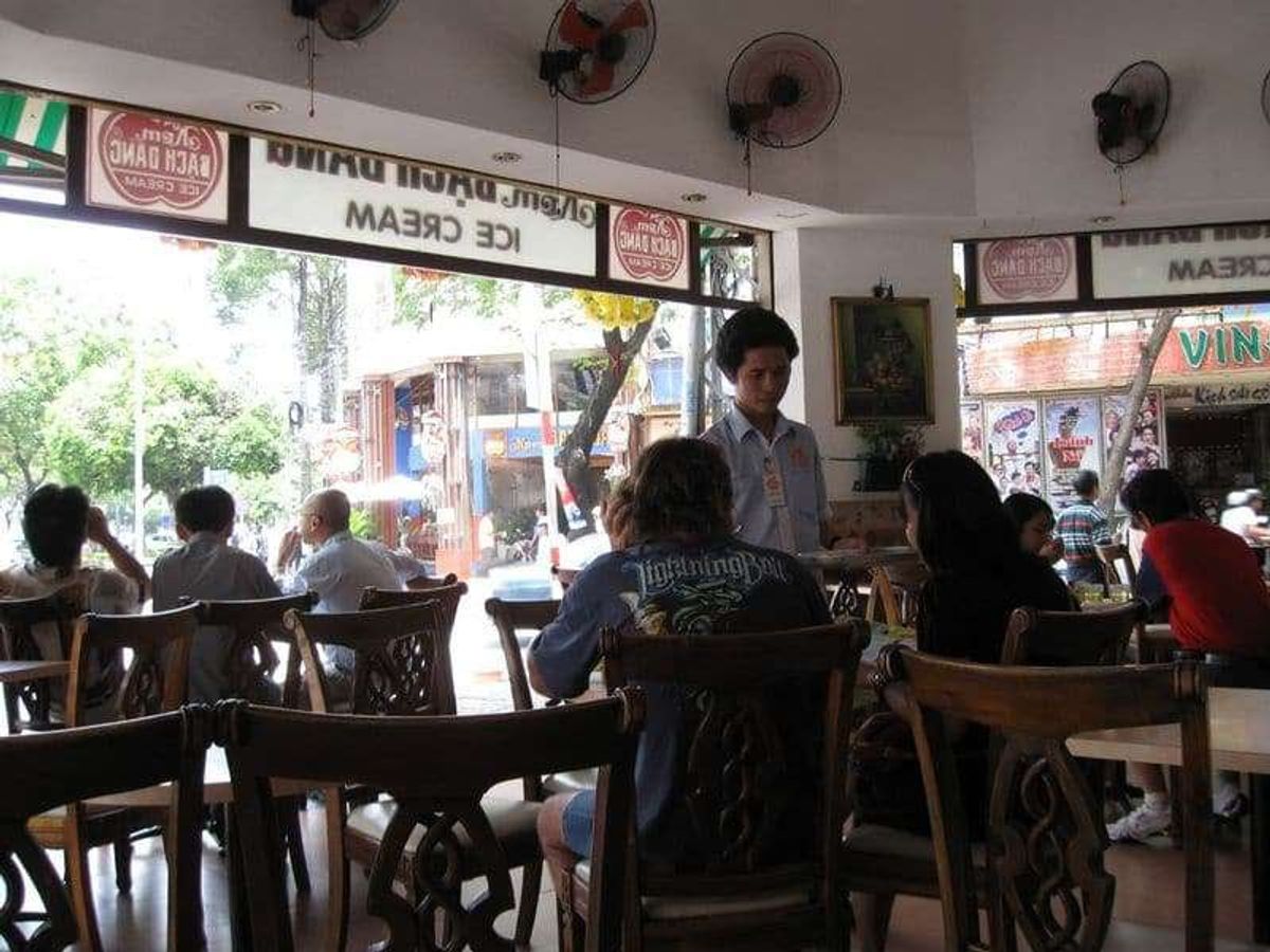 外国人が時間を過ごす洒落たカフェ