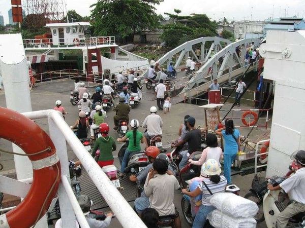 ベトナム・ホーチミン「2008年 ベトナム　ホーチミン散策」の写真：対岸に到着

