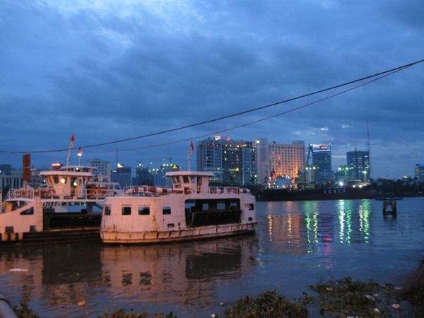 ベトナム・ホーチミン「2008年 ベトナム　ホーチミン散策」の写真：夜のサイゴン川