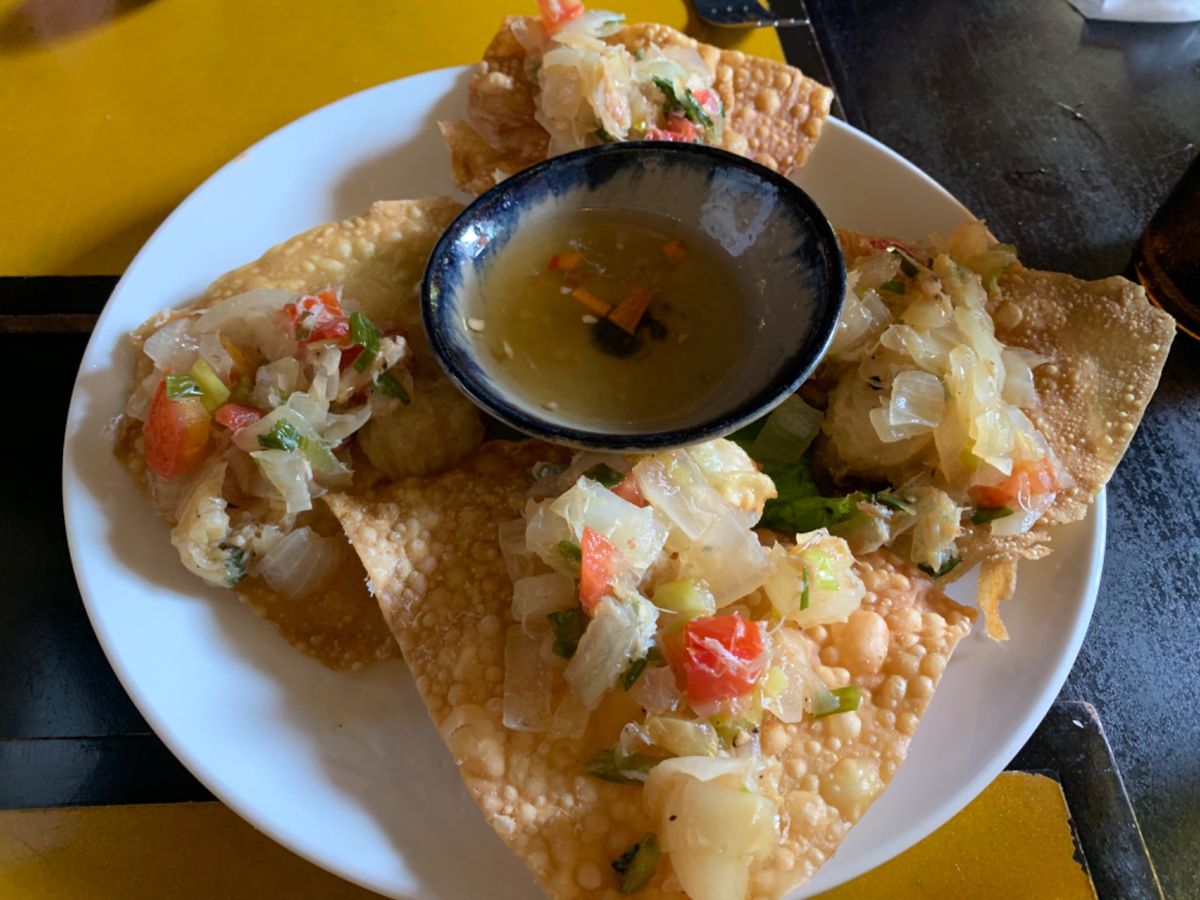 ホイアン名物のホワイトローズと揚げワンタン♡ビールに合うんだなぁ😋