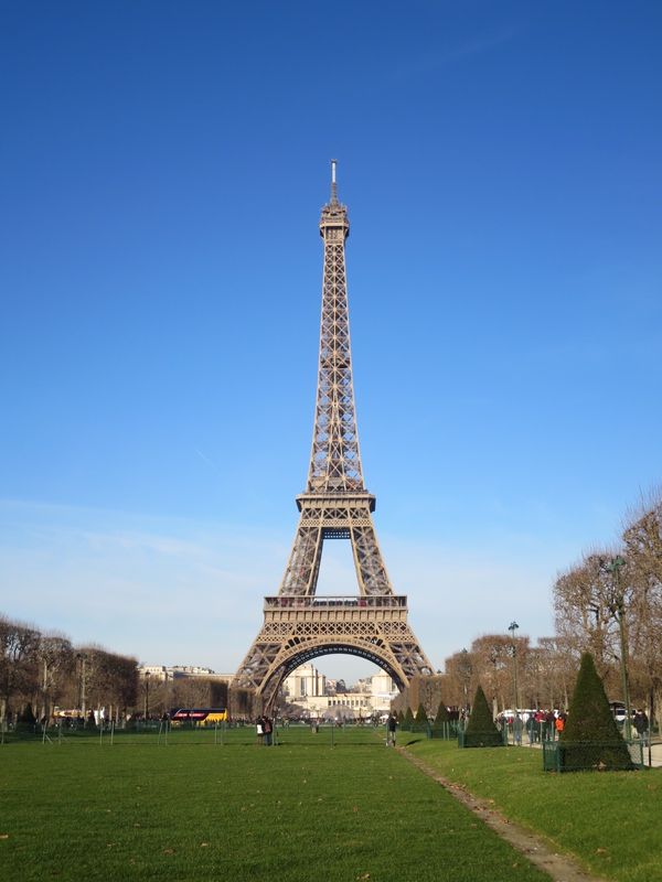 フランス・パリ「フランス年越し5泊7日」の写真：晴れの少ないパリで、エッフェル塔観光の日...
