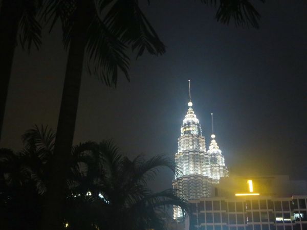 マレーシア・マラッカ「マレーシア2泊3日」の写真：ピンクのモスクと、洞窟の中の寺院 バトゥ...