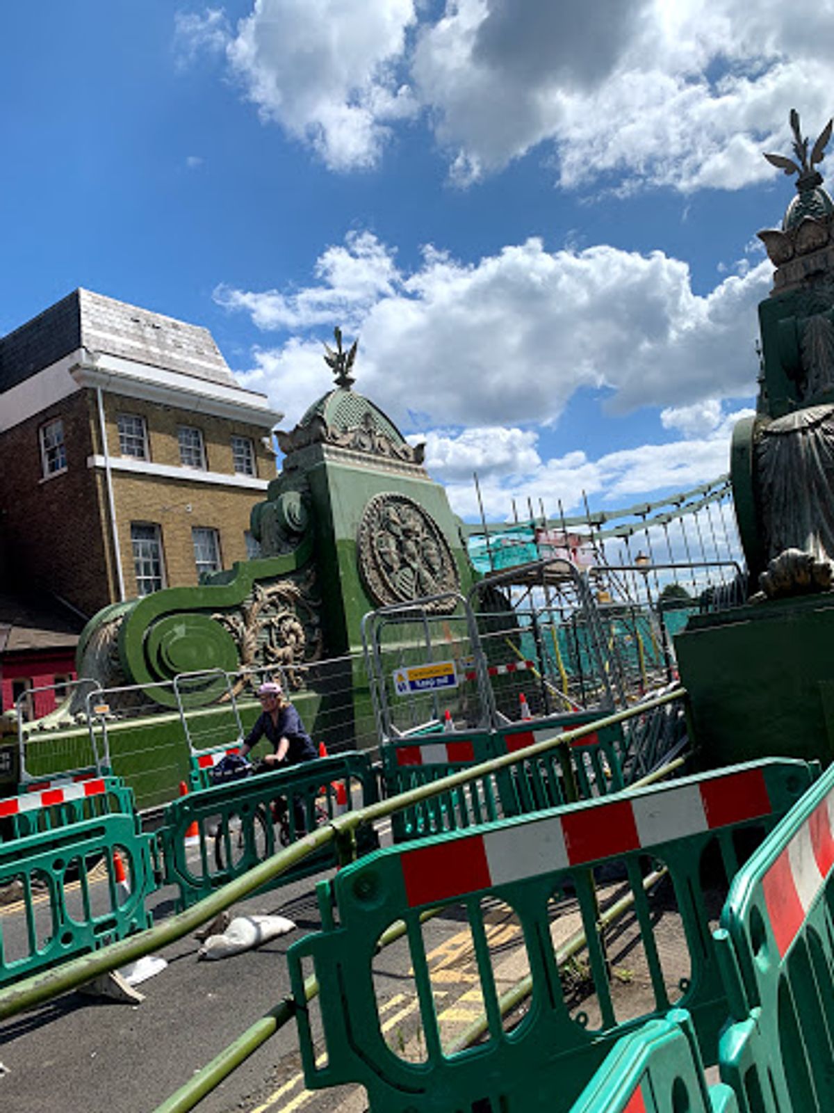 あの橋を渡ってバス停を目指しました