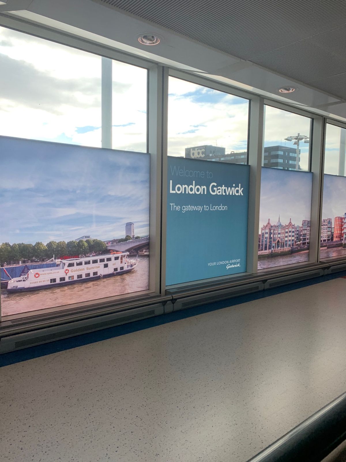 ガトウィック空港✈︎ロンドンへ向かう電車の風景😊可愛い〜