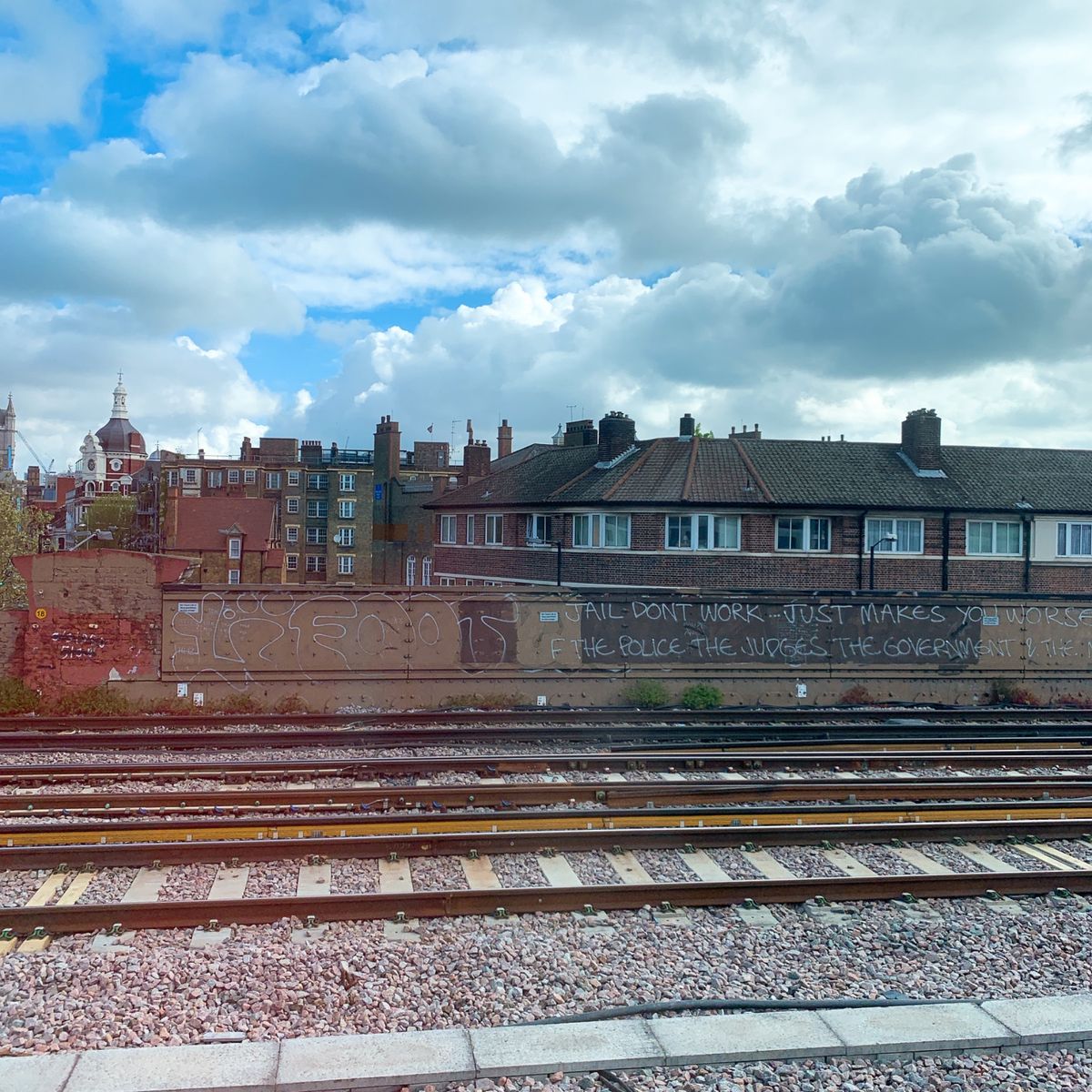 ガトウィック空港✈︎ロンドンへ向かう電車の風景😊可愛い〜