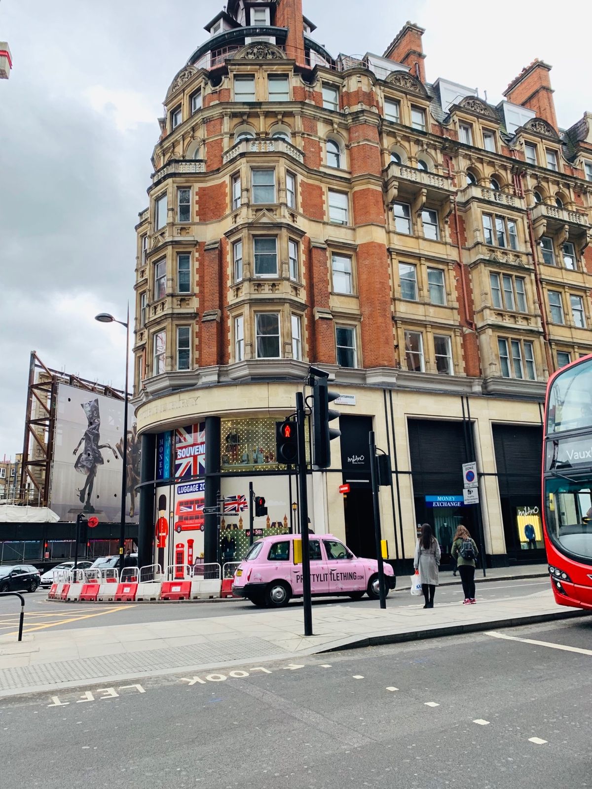 ヴェルサイユ宮殿の近くのcafe💌と、Harrods🐻