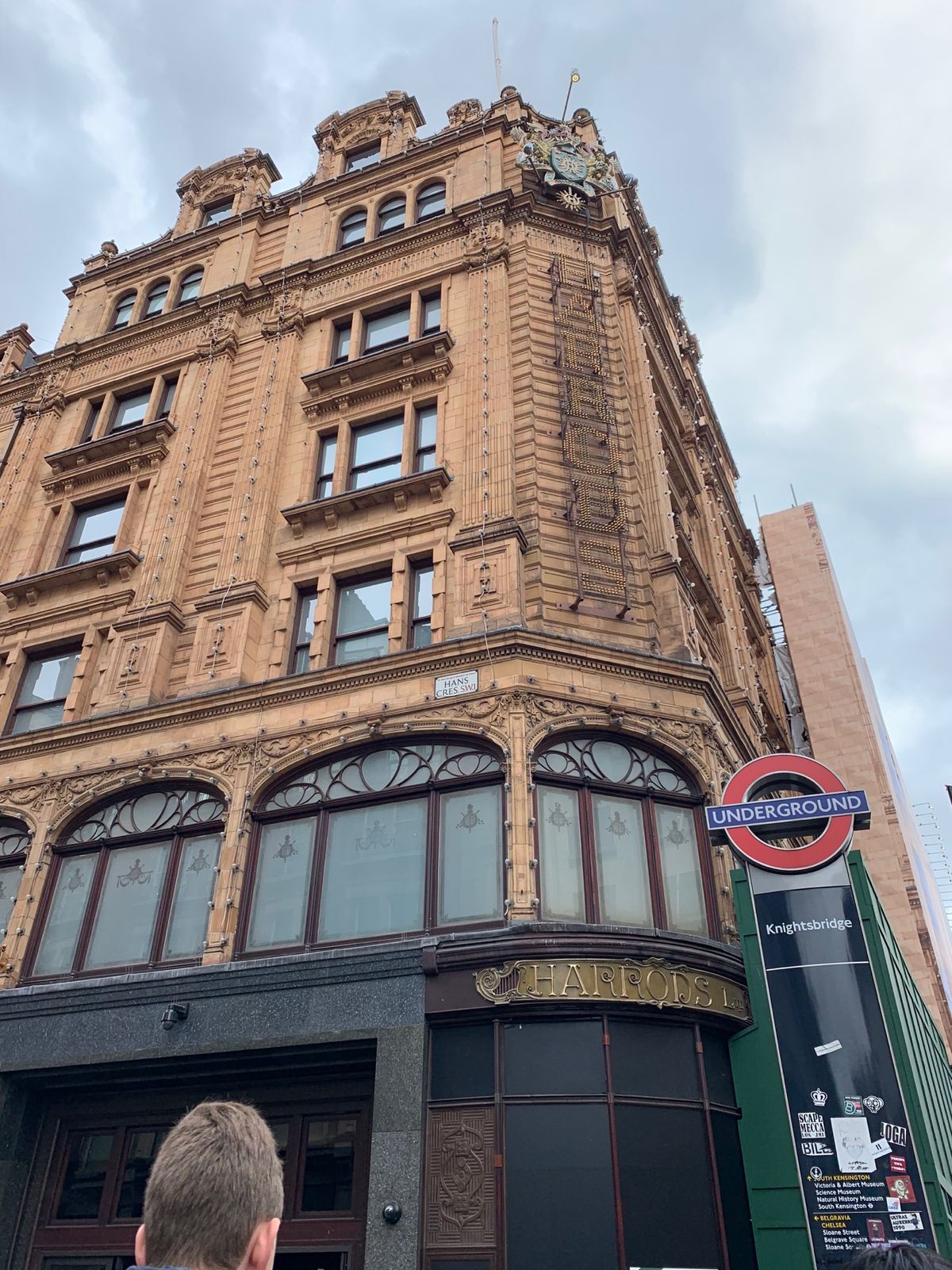 ヴェルサイユ宮殿の近くのcafe💌と、Harrods🐻