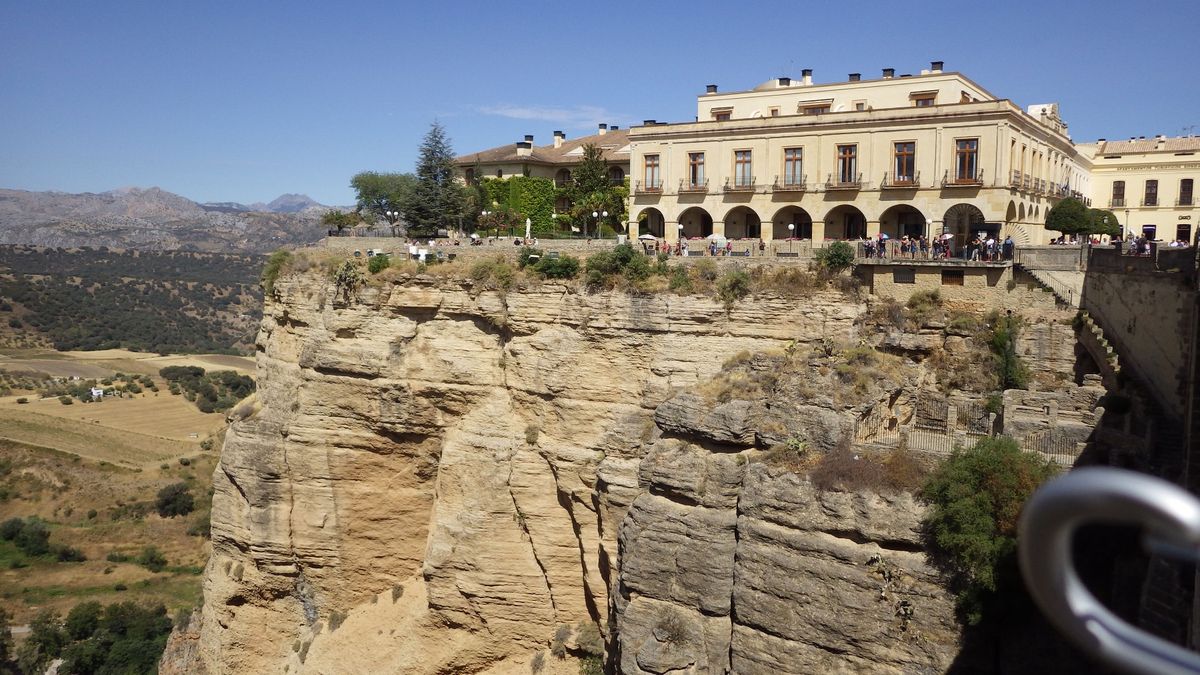 《ロンダ》
ロンダのメインストリート/ロンダの闘牛場/ヌエボ橋から/今回の相棒