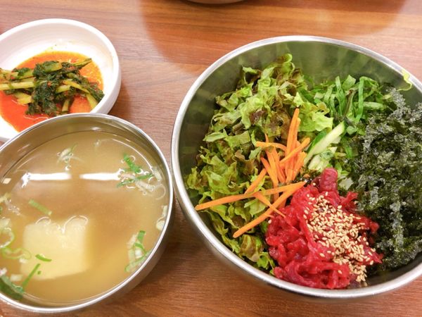大韓民国 (韓国)・ソウル「ソウル」の写真：日本では食べられないユッケビビンバと、ト...