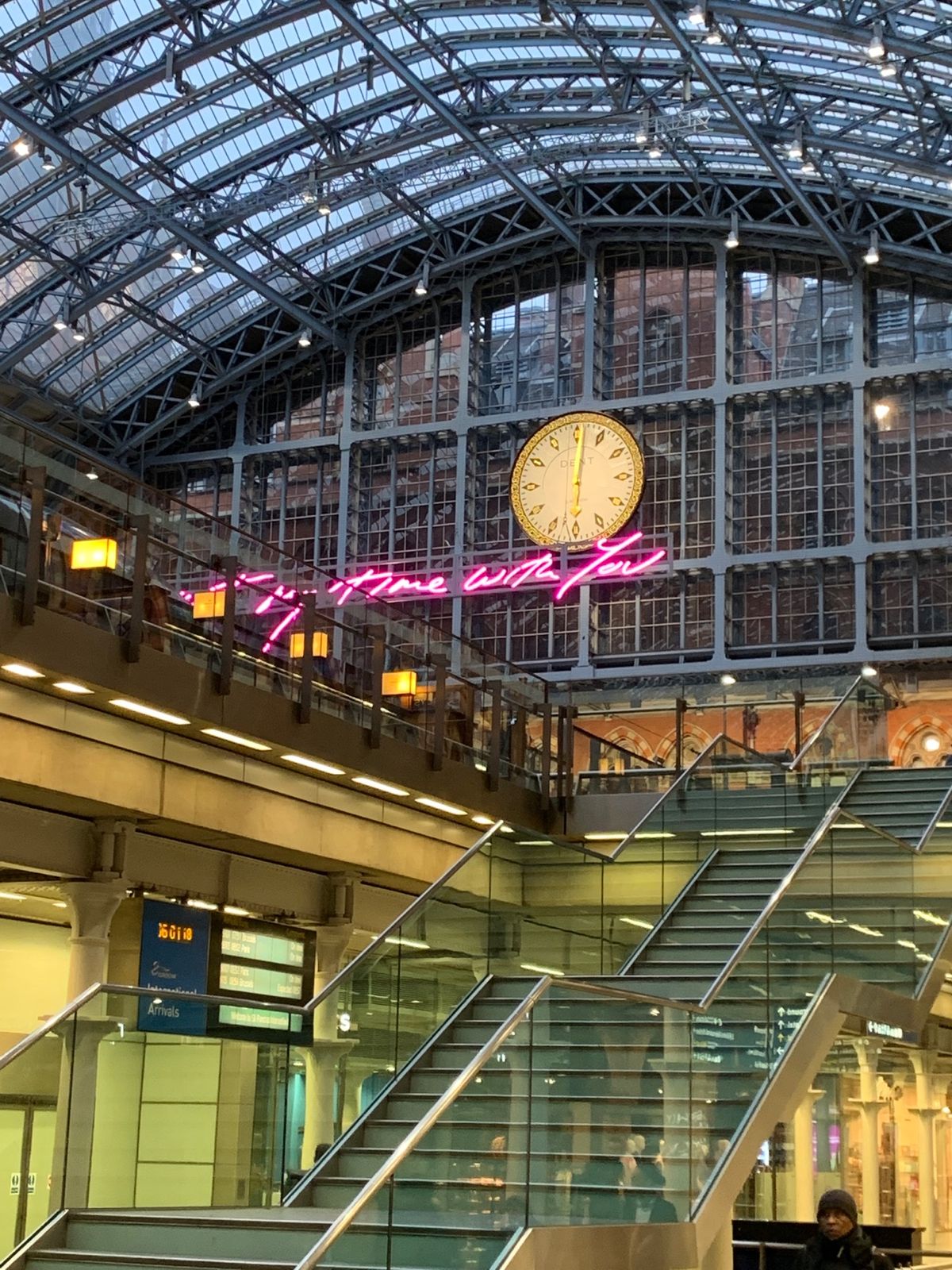 ユーロスターに乗ってパリへ😊
朝早くきたセントパンクラス駅、ネオンが可愛か...