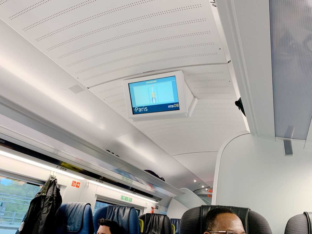 ユーロスターに乗ってパリへ😊
朝早くきたセントパンクラス駅、ネオンが可愛か...