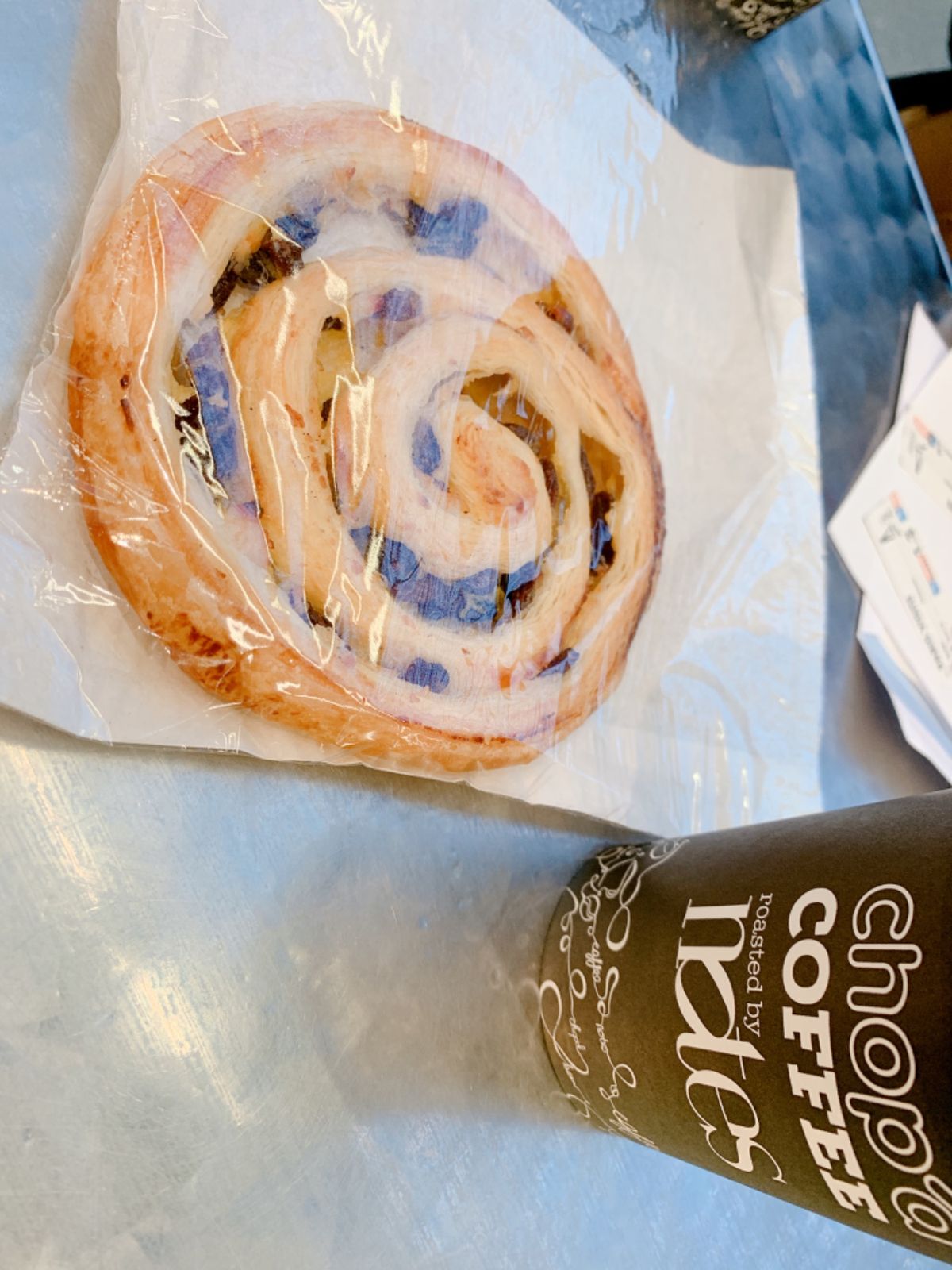 ユーロスターに乗ってパリへ😊
朝早くきたセントパンクラス駅、ネオンが可愛か...