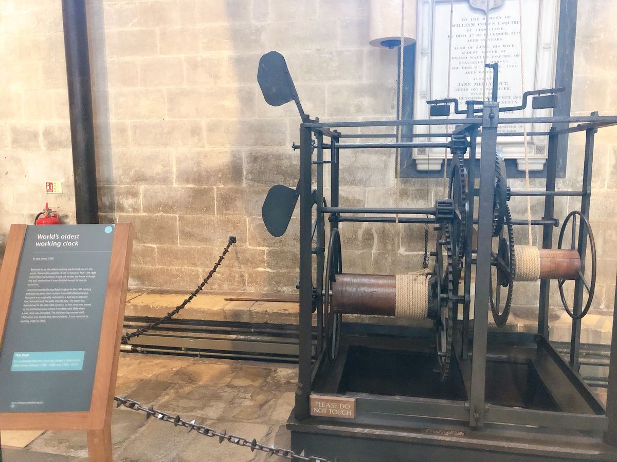 途中立ち寄ったソールズベリー大聖堂。世界最古の動く時計があった。尖塔も高く...