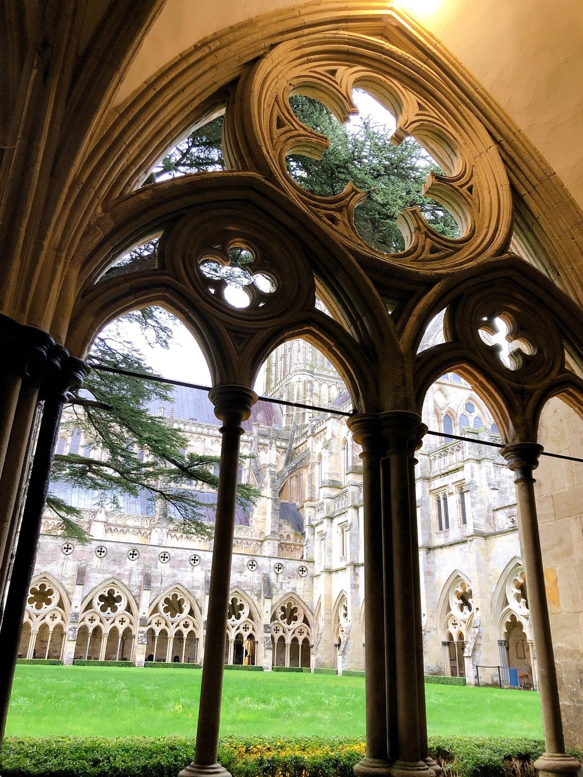 途中立ち寄ったソールズベリー大聖堂。世界最古の動く時計があった。尖塔も高く...