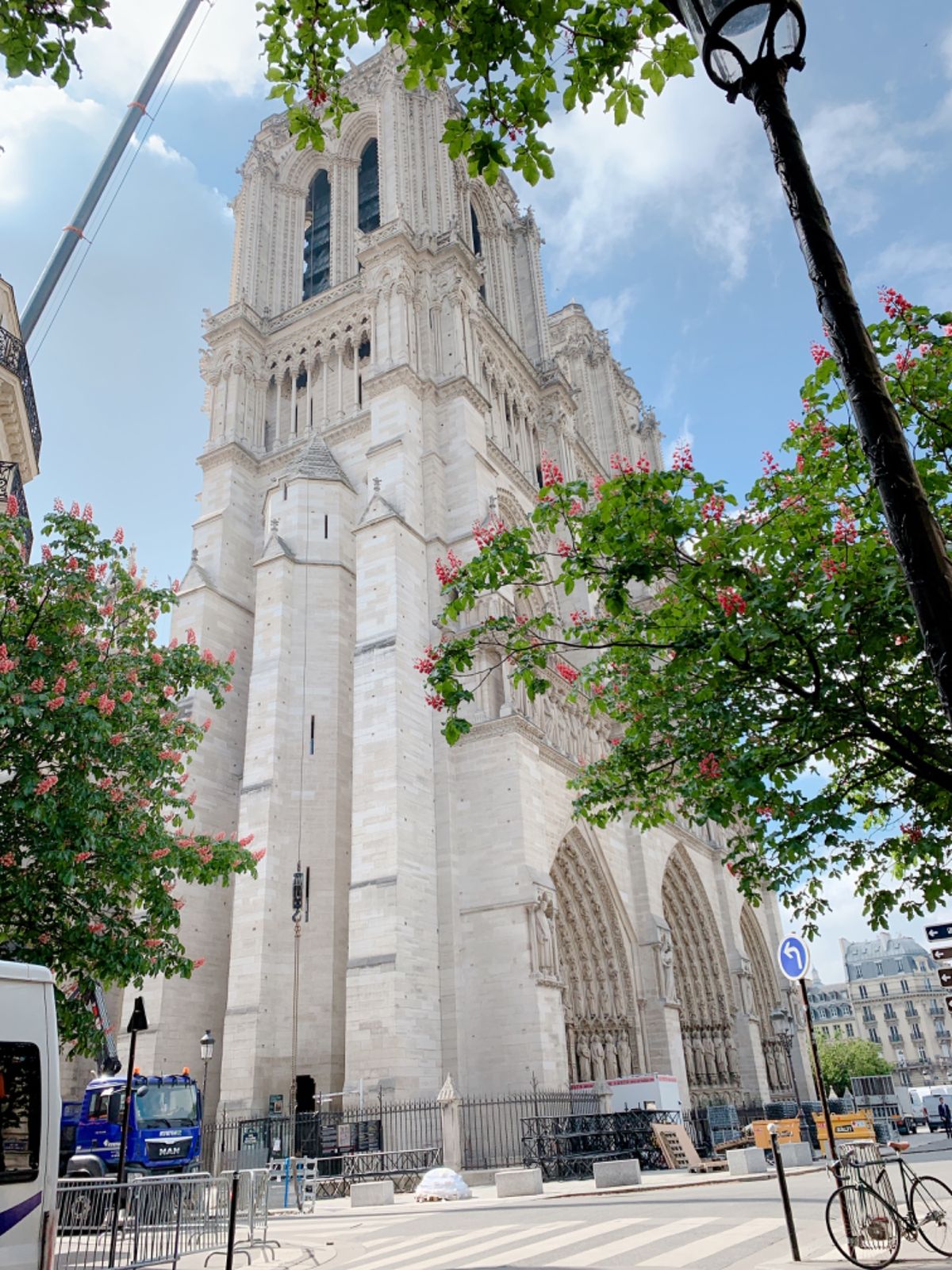 ノートルダム大聖堂の火災から間も無くの旅行でした。
修理中。。。これも貴重...