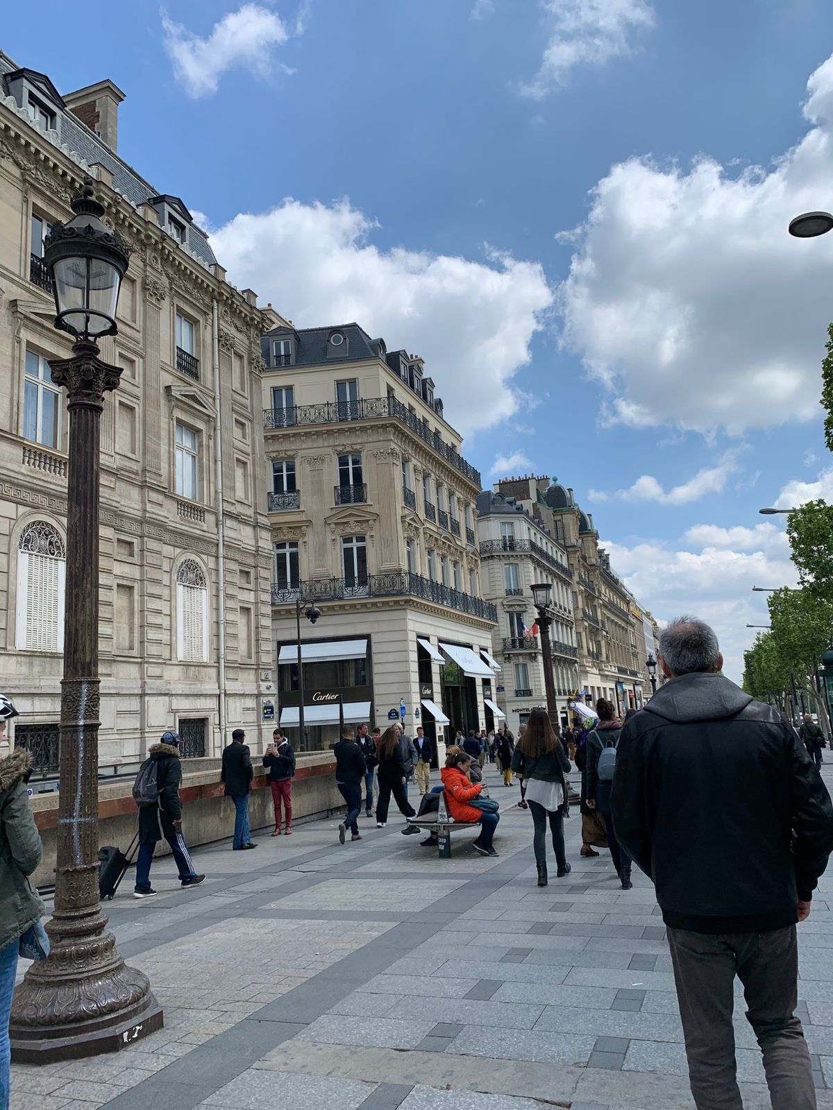 シャンゼリゼ通りへ向かう😊おなぺこ