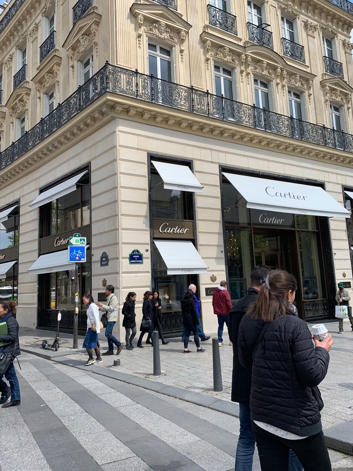 シャンゼリゼ通りへ向かう😊おなぺこ