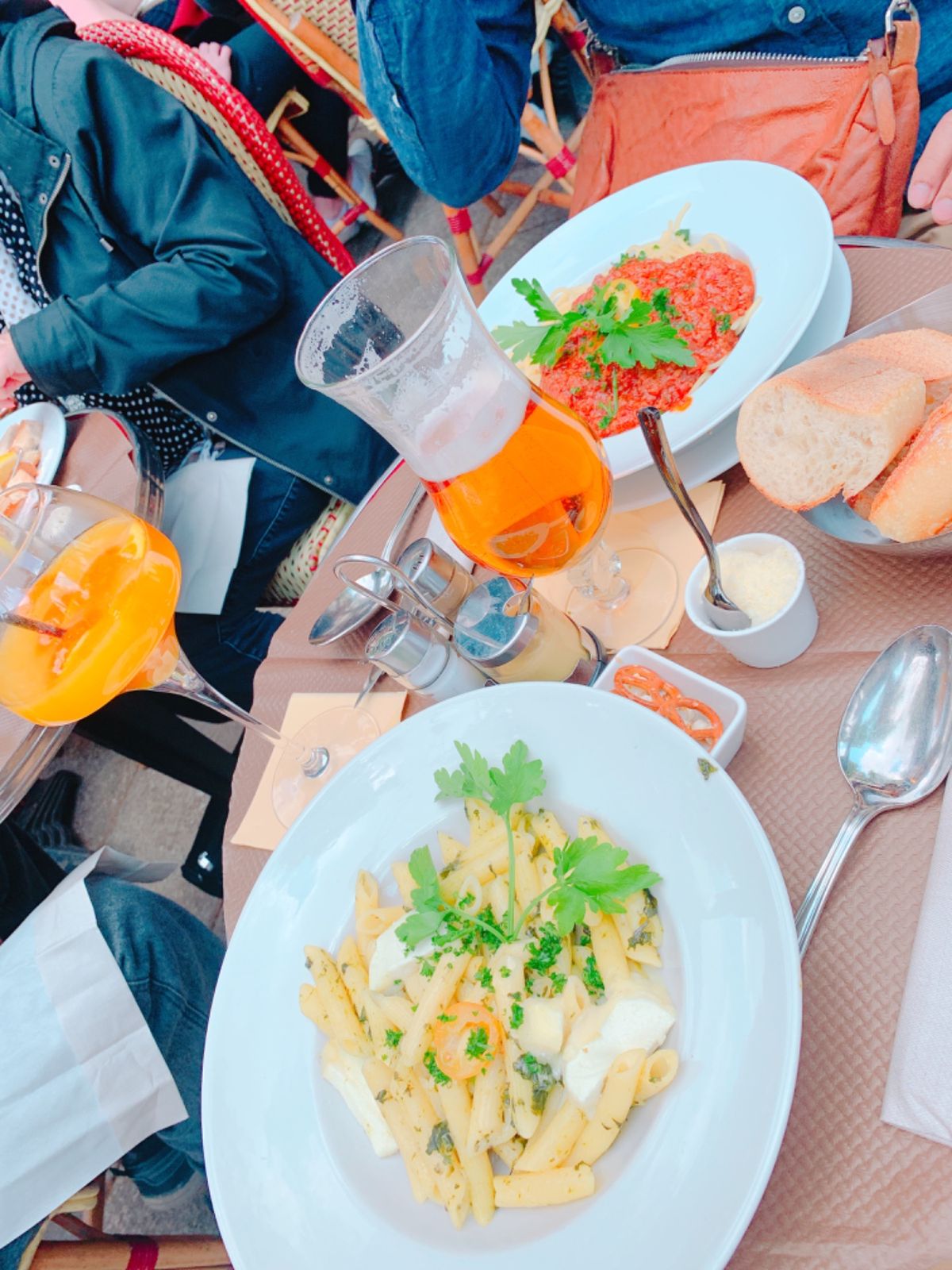 シャンゼリゼ通りでランチ🍽💕
頼むのに一苦労。。笑