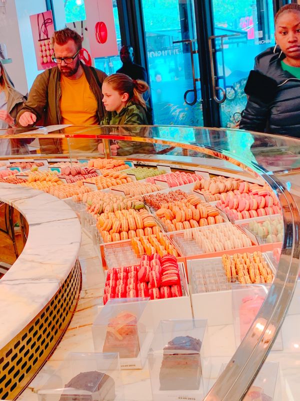 フランス・パリ「パリ😊」の写真：憧れのエルメのマカロン。。🥰🥰
選ぶのに...