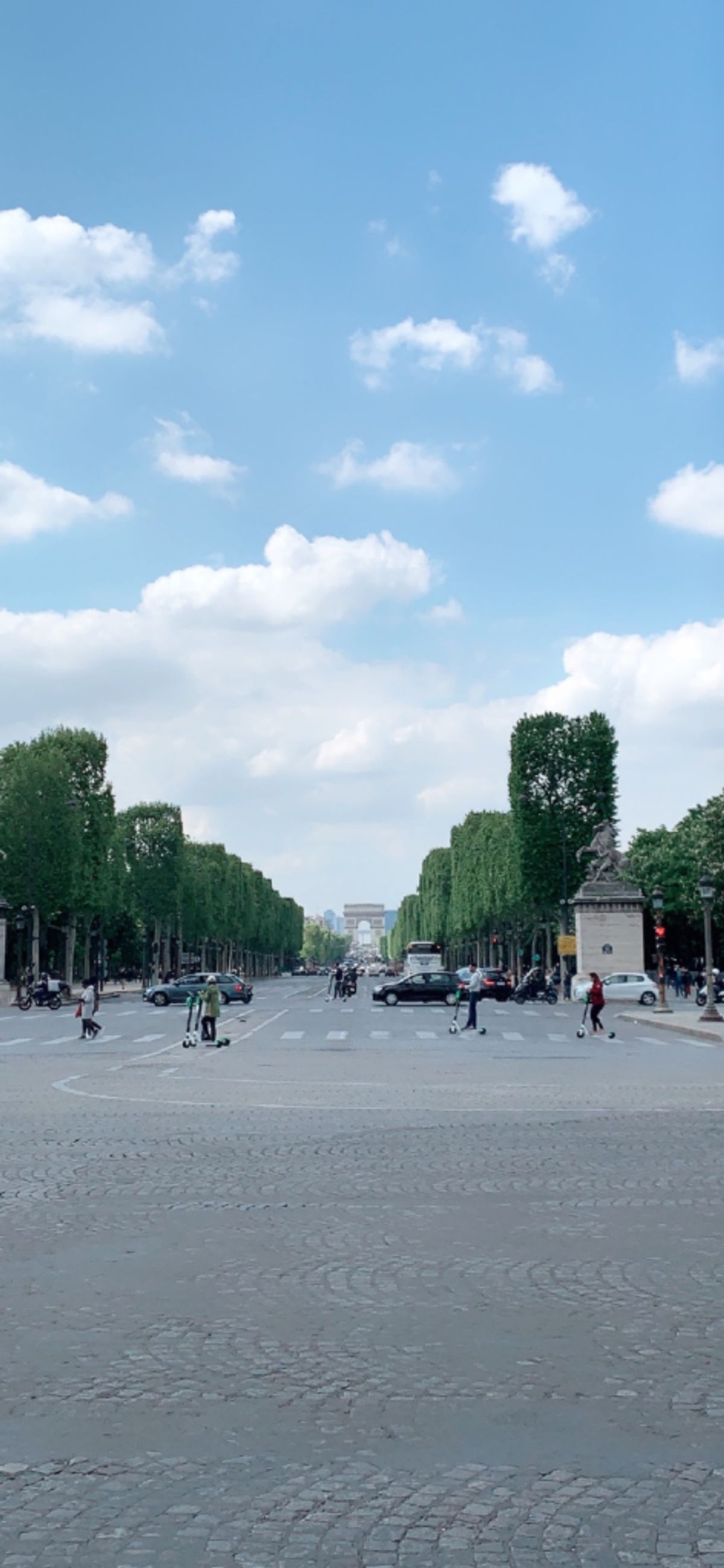 シャンゼリゼ通り⇨ルーブル美術館へ。
おーシャンゼリゼー♪歌いながら歩いて...