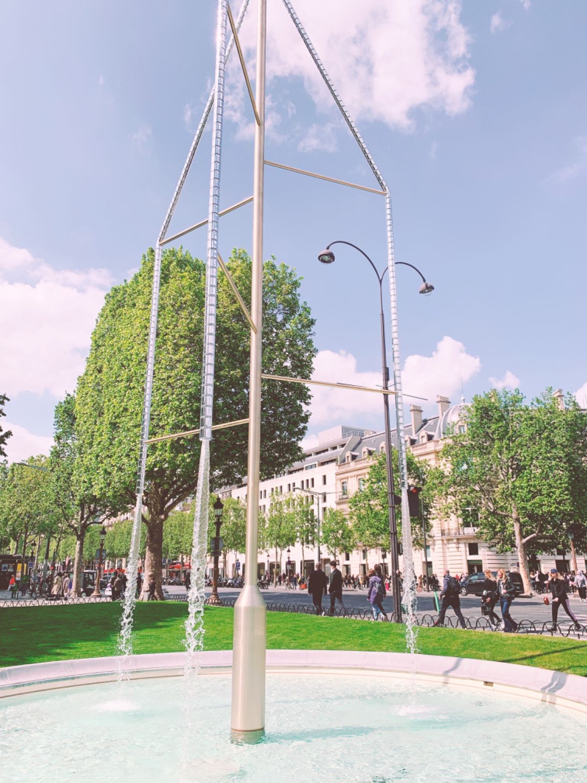 シャンゼリゼ通り⇨ルーブル美術館へ。
おーシャンゼリゼー♪歌いながら歩いて...