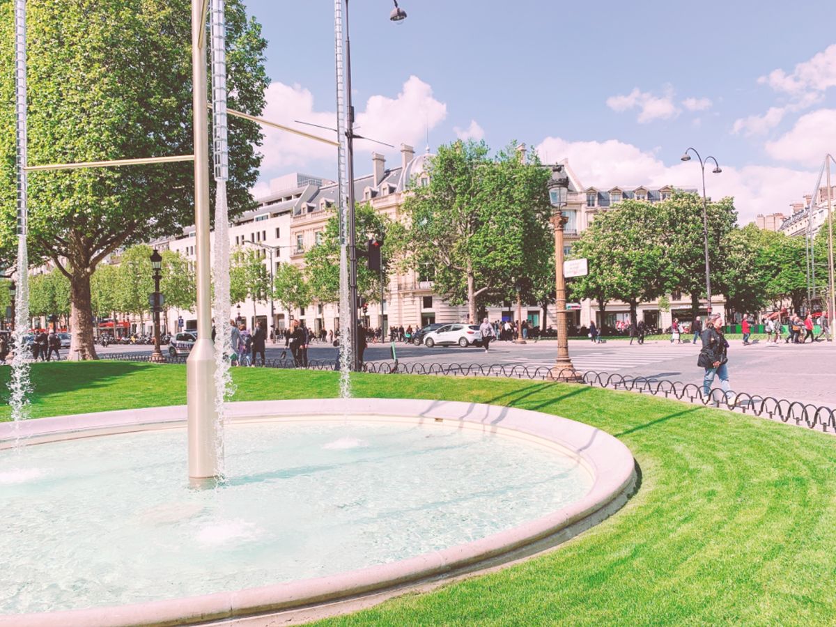 シャンゼリゼ通り⇨ルーブル美術館へ。
おーシャンゼリゼー♪歌いながら歩いて...