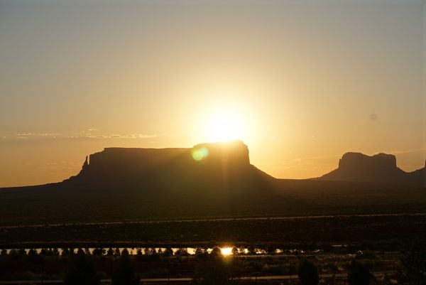 アメリカ(米国)・モニュメントバレー、ロウワーアンテロープキャニオン、ホースシューベント、グランドキャニオン、レイクパウエル、エレファントフィート「ロードトリップ！グランドサークルを巡る旅！」の写真：サンライズ！
