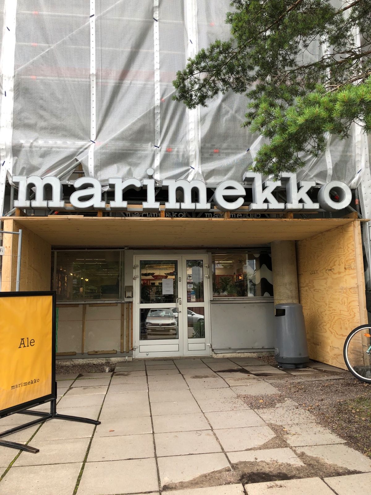 マリメッコアウトレットで買い物して、社員食堂でランチしました。