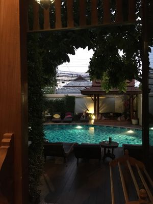 レトロなヴィラに宿泊。
バルコニーがないのは残念だけど、1階のお部屋はプー...