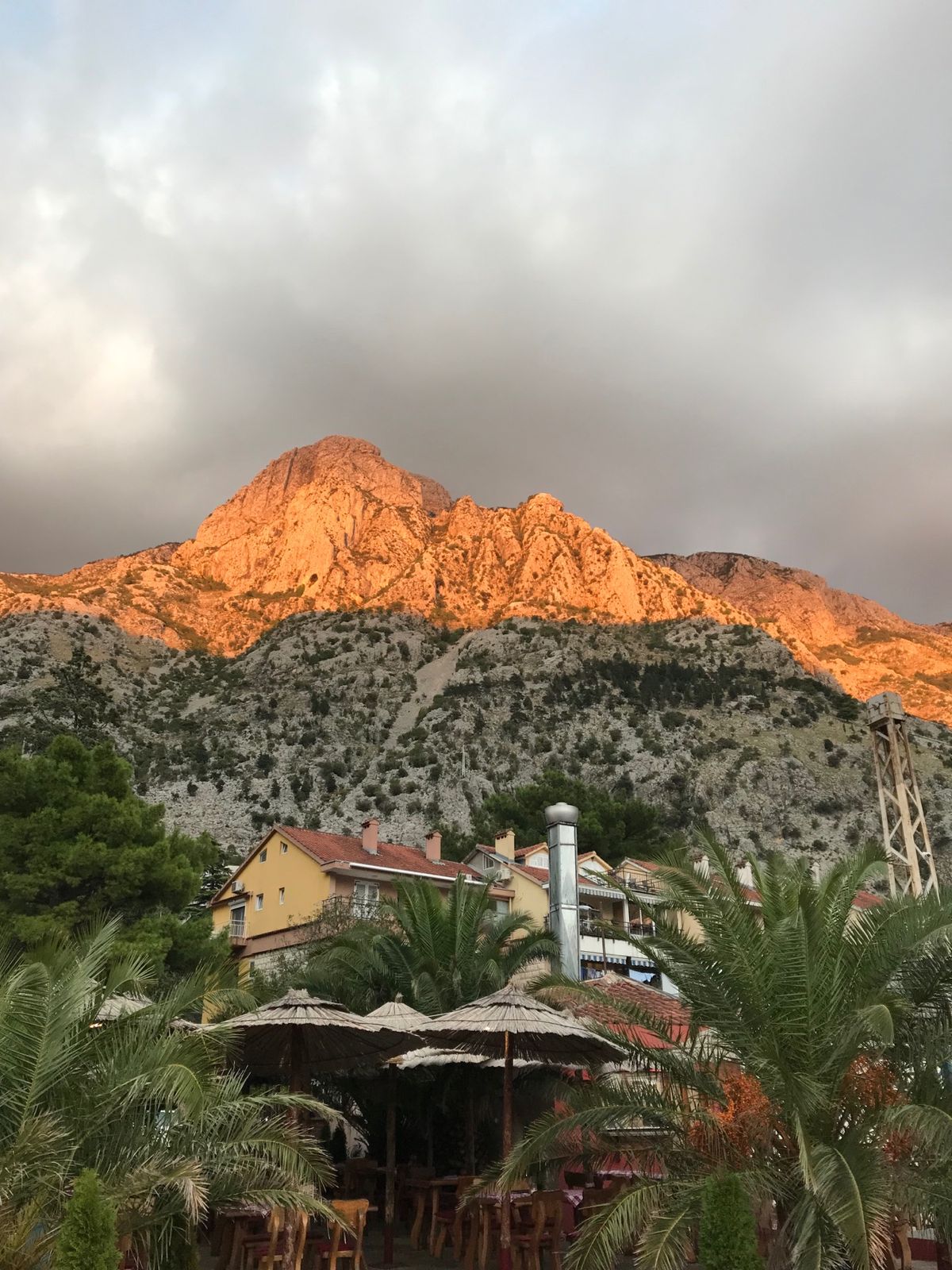 24時間のぼっちフライトをこなして
たどり着いたモンテネグロ
何度も訪れた...