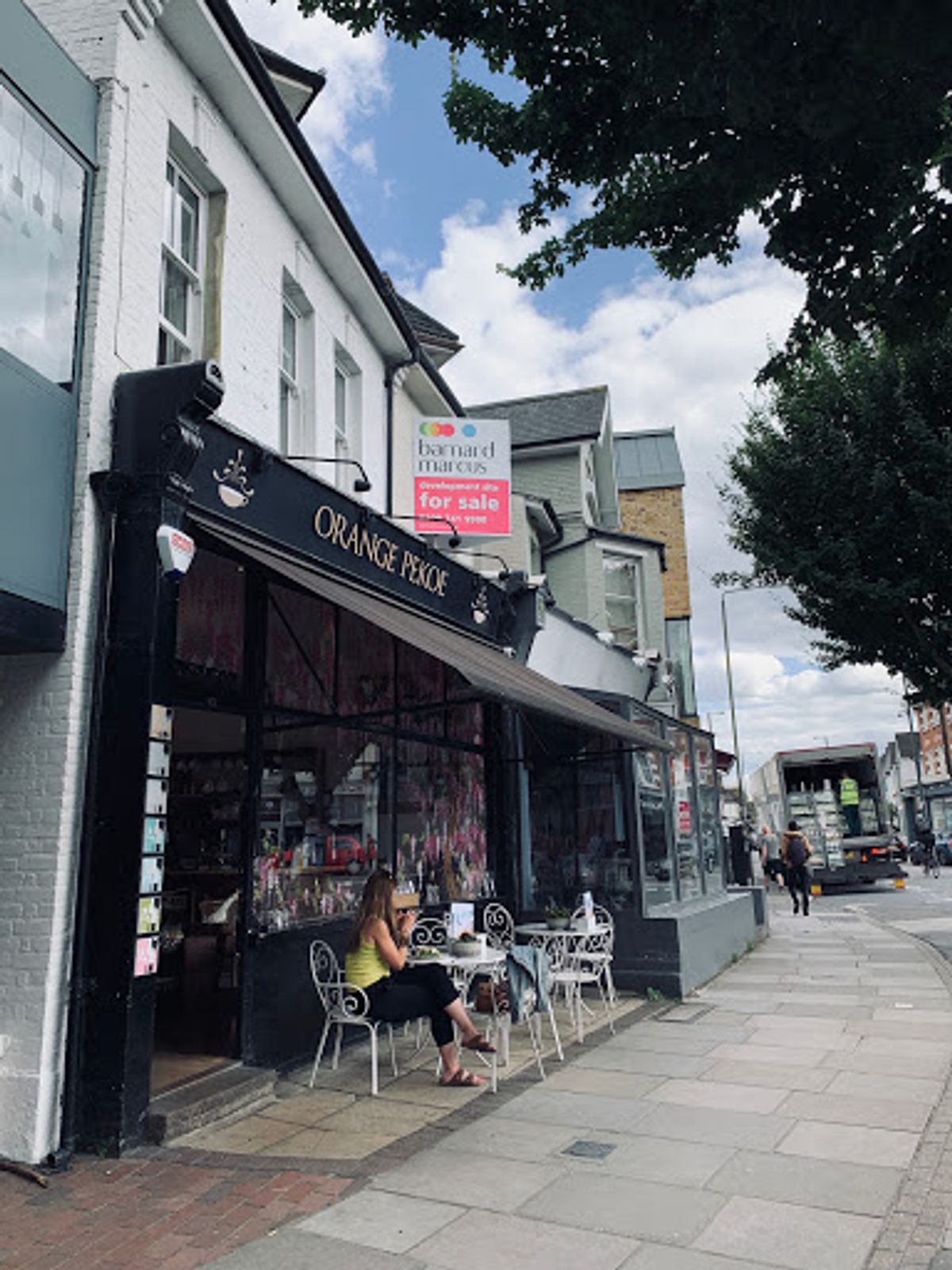 テムズ川を越えてバスに乗りORANGE PEKOEというカフェへ。

...