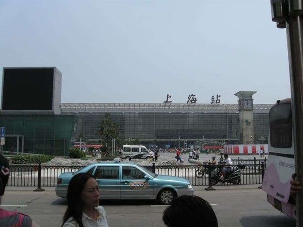 中国・上海「2008年 ベトナムの帰りに上海に寄ってみた」の写真：空港からのバスは鉄道駅に到着しました。
...