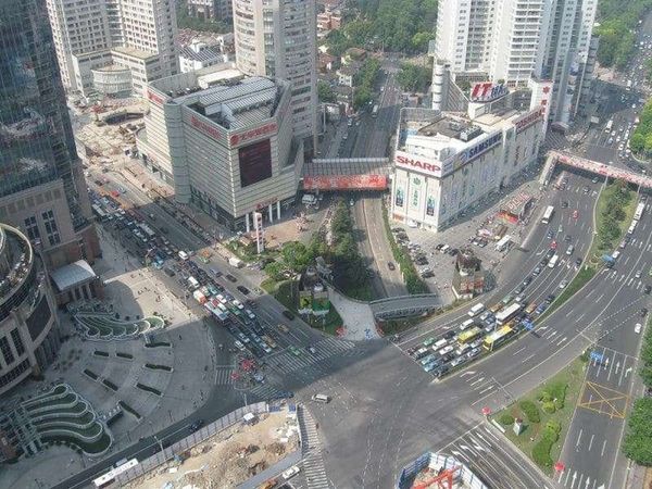 中国・上海「2008年 ベトナムの帰りに上海に寄ってみた」の写真：ビルから下を見る