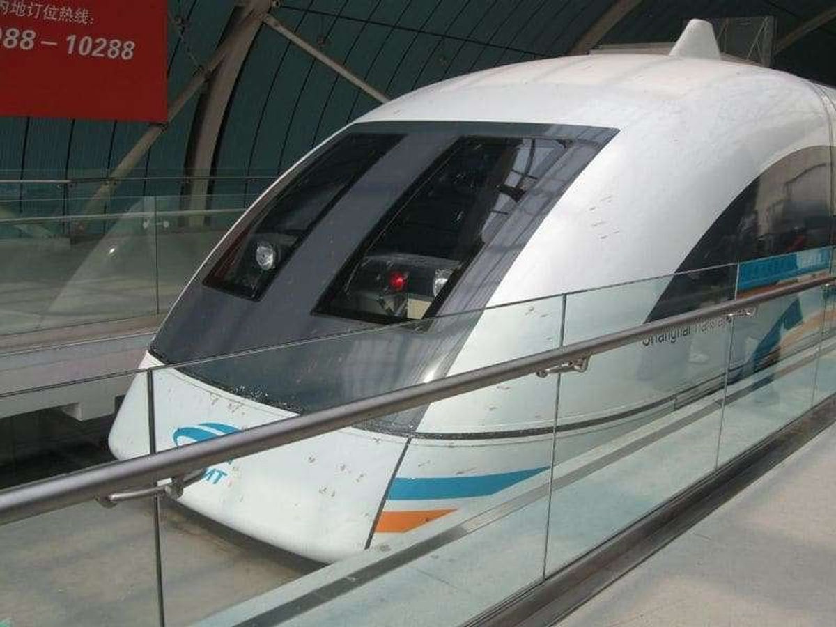 中国のリニアモーターカー
マグレブで空港まで向かう

最高時速431kmを...