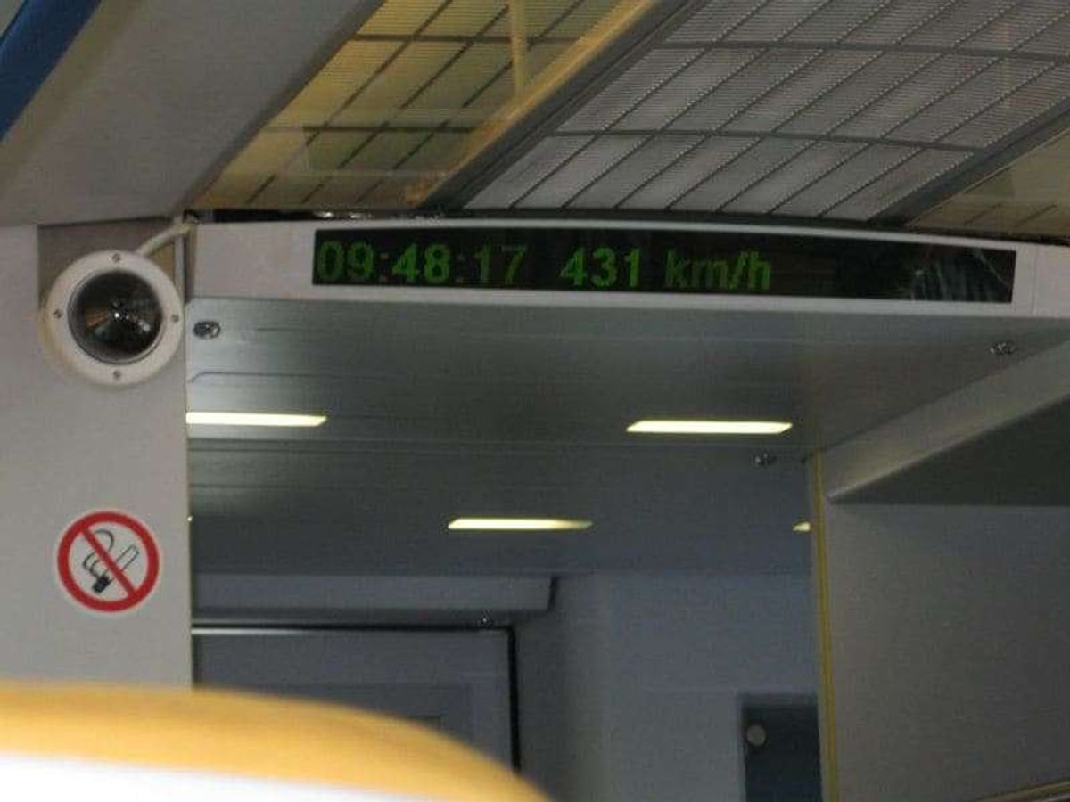 中国のリニアモーターカー
マグレブで空港まで向かう

最高時速431kmを...