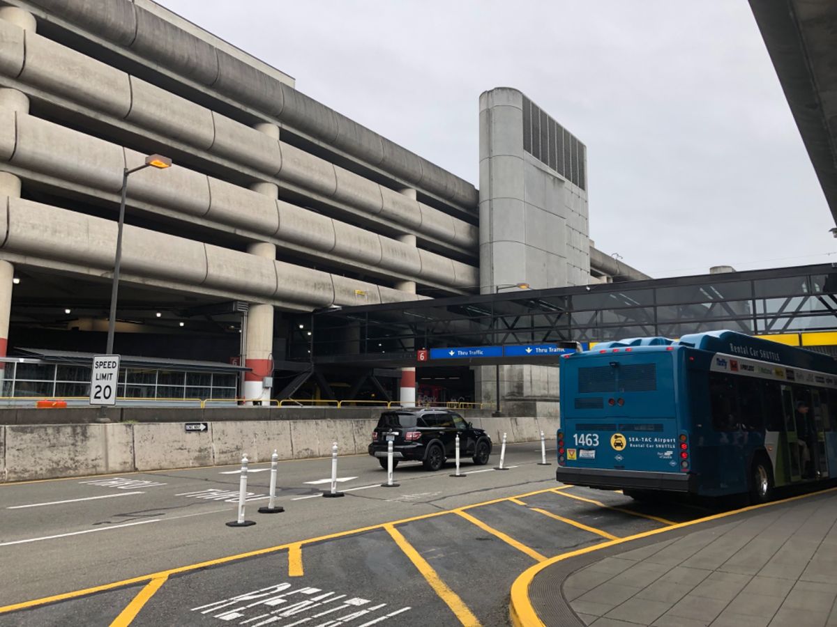 機内食を食べて、シアトルへ。なんだか、システムトラブルとやらで、入国までに...