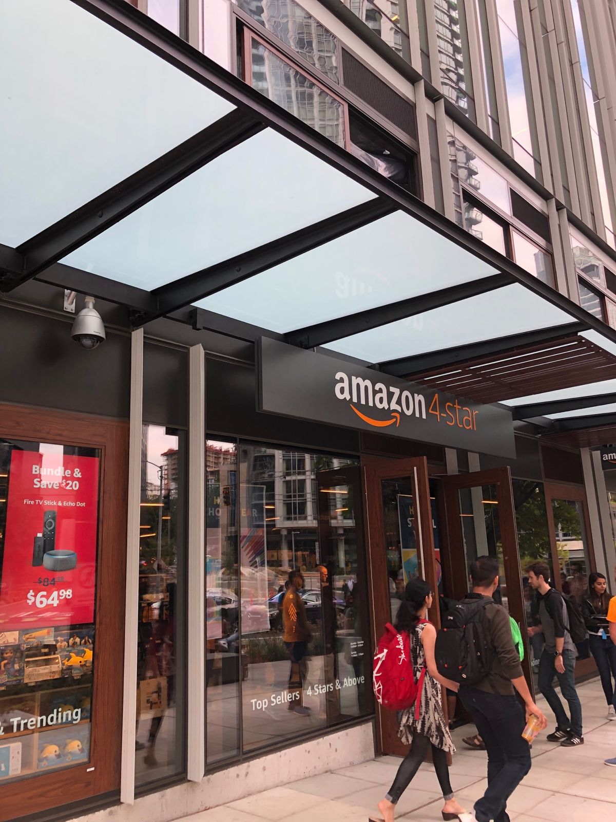 機内食を食べて、シアトルへ。なんだか、システムトラブルとやらで、入国までに...