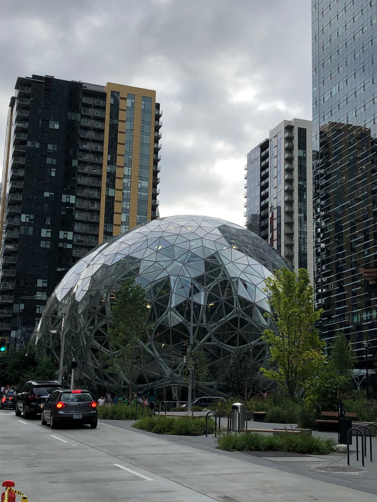 機内食を食べて、シアトルへ。なんだか、システムトラブルとやらで、入国までに...