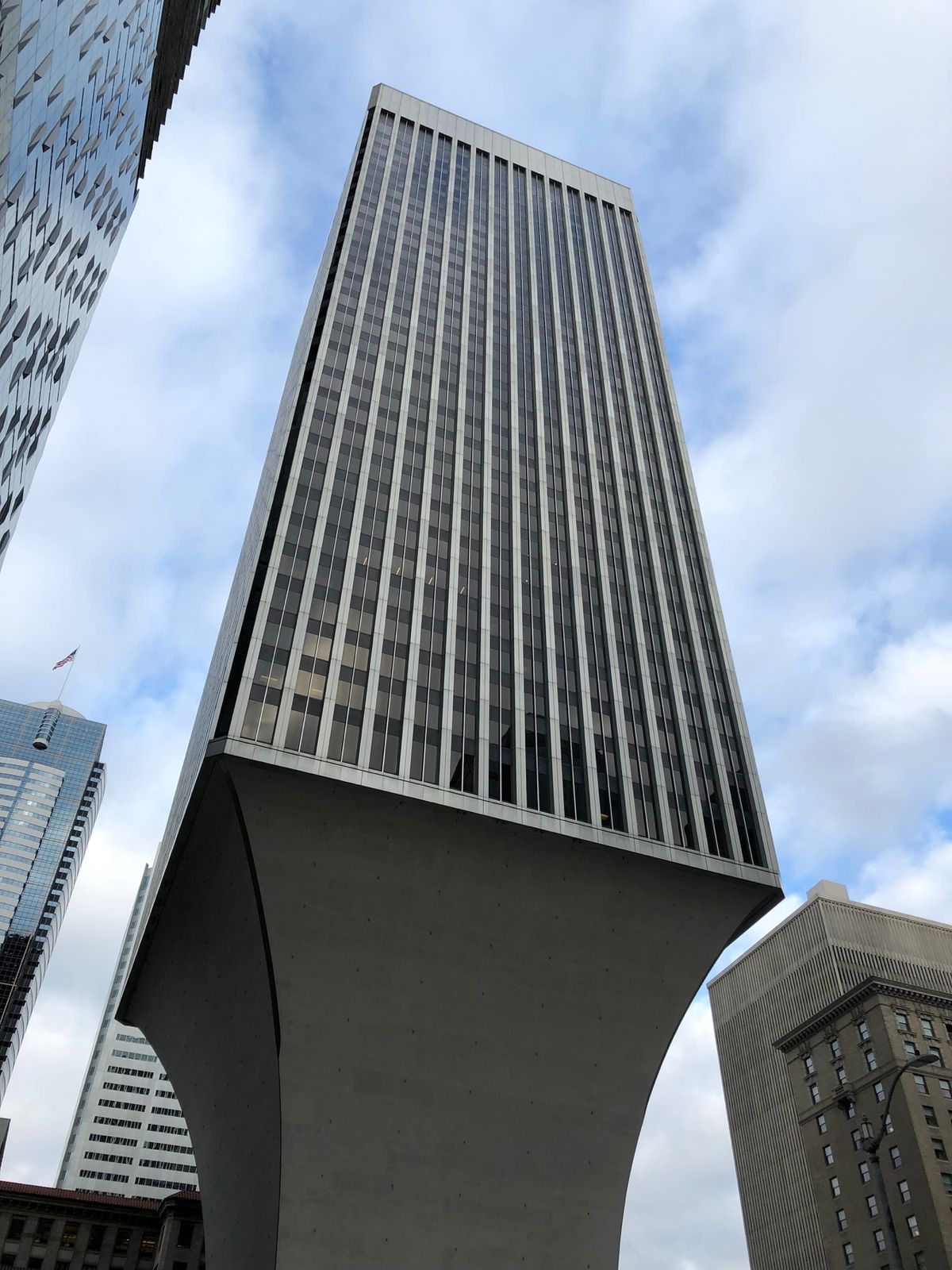 この建物、まだあったんだと感激。取り壊される前にこられてよかった。ピュージ...