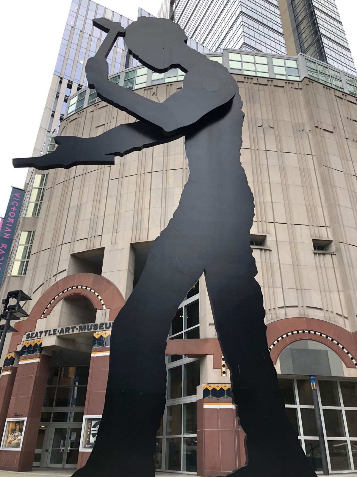 この建物、まだあったんだと感激。取り壊される前にこられてよかった。ピュージ...
