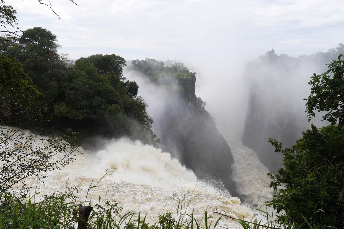 ヴィクトリアの滝 ジンバブエ側
3月に行ったが 水量が多すぎて水しぶきがす...
