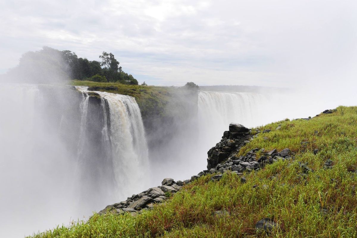 ヴィクトリアの滝 ジンバブエ側
3月に行ったが 水量が多すぎて水しぶきがす...