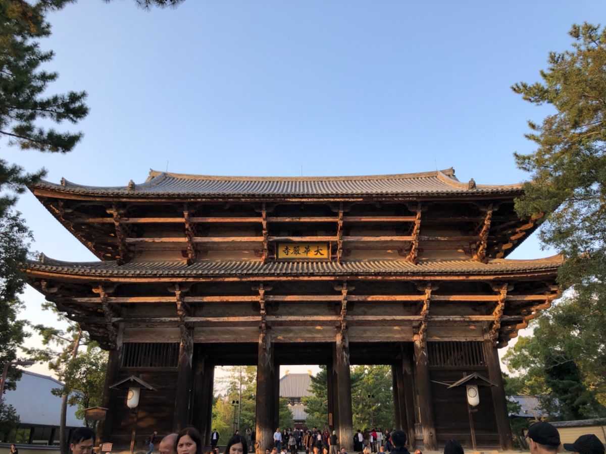 　大仏殿には夕方到着。この時間に行くのは初めてだけと、夕日がとてもステキだ...