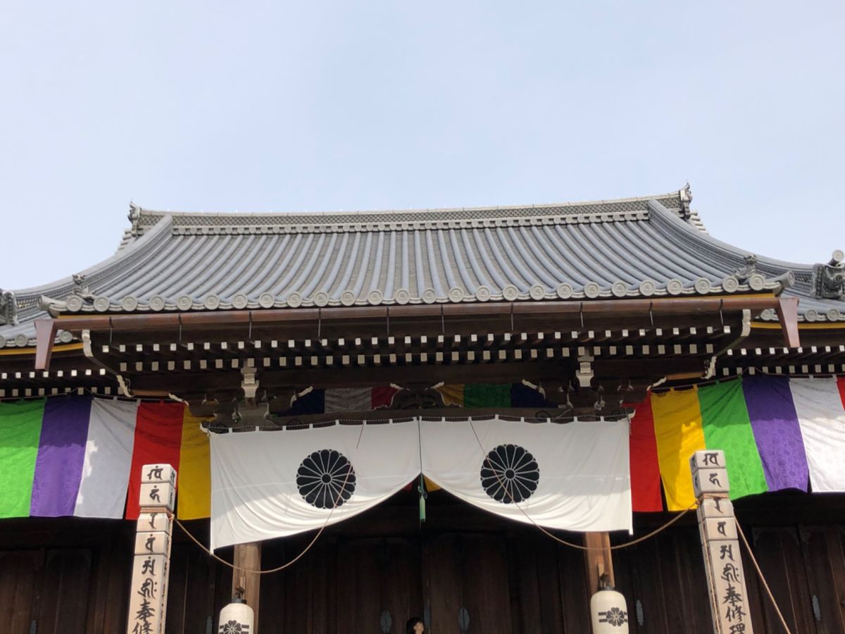 　仁和寺の特別拝観。虎屋で亥の子餅とお抹茶をいただく。護王神社でカリン飴を...