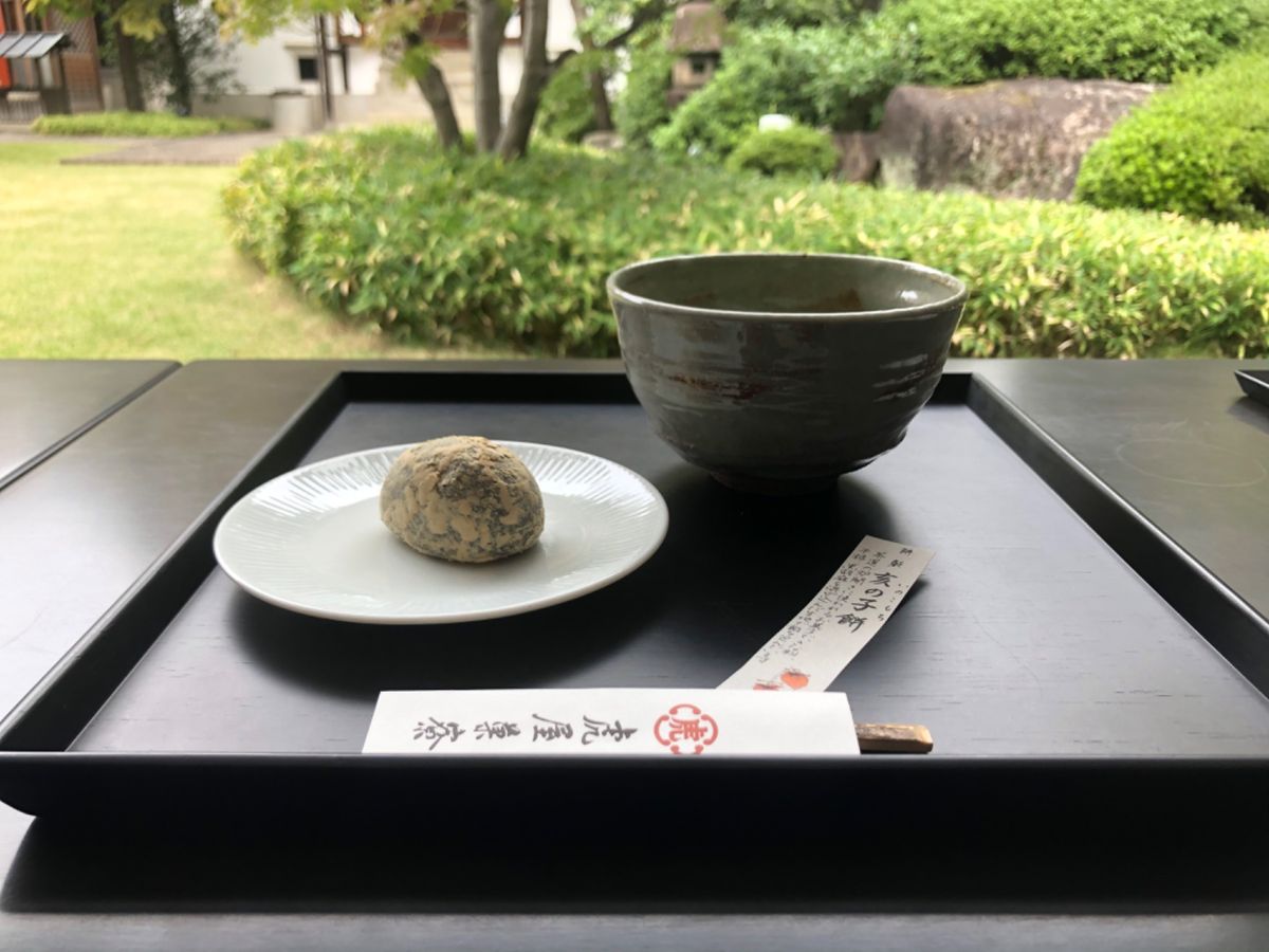 　仁和寺の特別拝観。虎屋で亥の子餅とお抹茶をいただく。護王神社でカリン飴を...