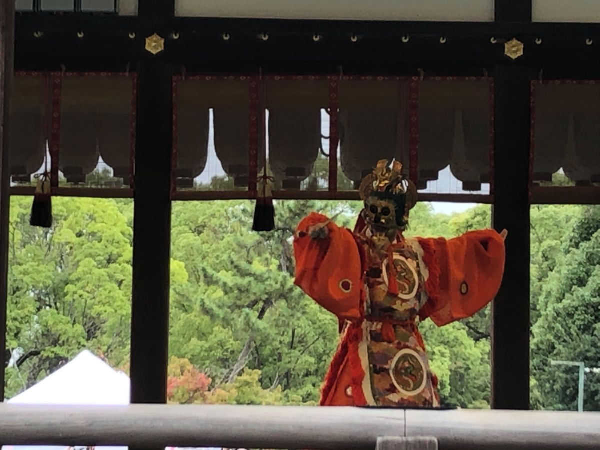 　仁和寺の特別拝観。虎屋で亥の子餅とお抹茶をいただく。護王神社でカリン飴を...