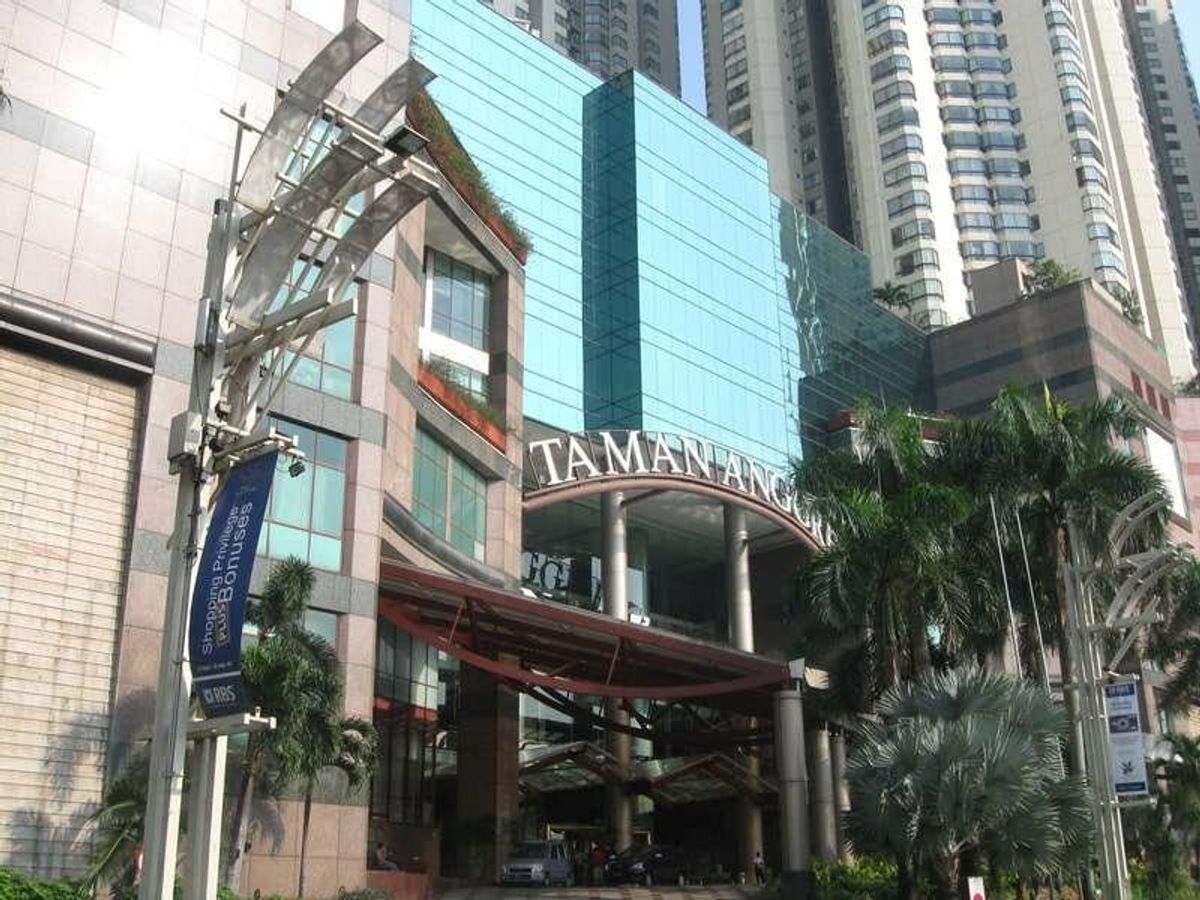 郊外のショッピングモール
ここに毎日通う