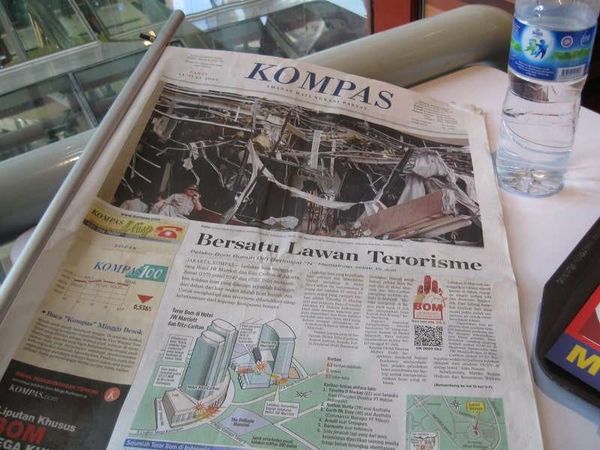 インドネシア・ジャカルタ「2009年 インドネシア　首都ジャカルタへ小6の娘とコソ連を兼ねて」の写真：昨日の自爆テロを報道する新聞。