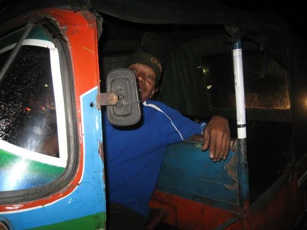 インドネシア・ジャカルタ「2009年 インドネシア　首都ジャカルタへ小6の娘とコソ連を兼ねて」の写真：トゥクトゥクに2人で乗る

