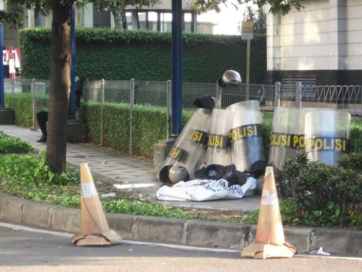 警察は緊張感アリアリですが、向かいの広場では地元の人がバドミントンに興じて...
